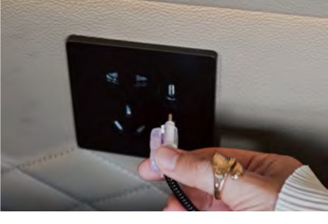 Fasilitas Stop Kontak & USB Charging